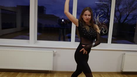 Bailarina-Profesional-Y-Apasionada-Baila-En-La-Pista-De-Baile-A-Cámara-Lenta