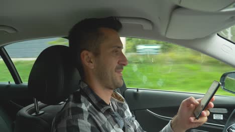 Hombre-Feliz-Enviando-Mensajes-De-Texto-Y-Conduciendo-Un-Automóvil-Mientras-Está-Distraído-De-La-Carretera