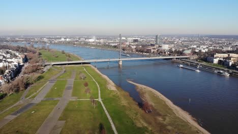 Drohnenaufnahmen-Von-Düsseldorf-Oberkasseler-Brücke,-Altstadt,-Am-Rhein,-Bei-Sonnigem-Winterwetter