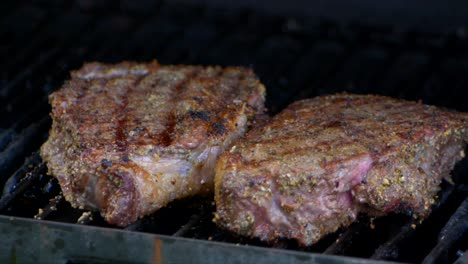 Zwei-Dicke-Und-Saftige-Rib-Eye-Steaks-Werden-Abgedeckt,-Während-Der-Deckel-Des-Grills-Geschlossen-Wird