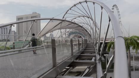 Fußgänger-Nutzen-Die-Helix-Brücke-In-Der-Marina-Bay-In-Singapur