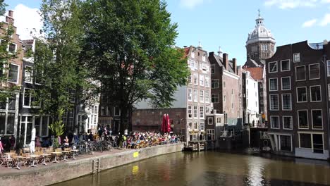 Zeitraffer-Von-Touristenkanal-Vergnügungsbooten,-Die-Durch-Brücken-In-Amsterdam,-Holland,-Niederlande,-Europa-Fahren