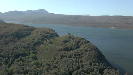 Eine-Luftaufnahme-Von-Castle-Bharriich-In-Der-Nähe-Von-Tongue-In-Den-Schottischen-Highlands-An-Einem-Sommertag