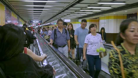 Fußgänger,-Die-Ein-Fahrsteig-Auf-Einem-MTR--Oder-S-Bahn-Tunnel-Benutzen