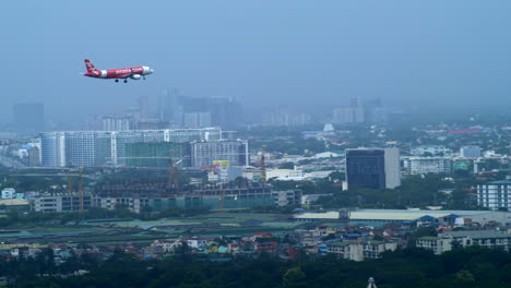 Avión-De-Air-Asia-Airlines-Aterrizando-En-El-Aeropuerto-De-Manila