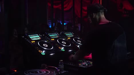 DJ-Spielt-Musik-Und-Tanzt-Im-Rhythmus