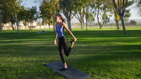 Eine-Junge-Frau-Balanciert-Und-Dehnt-Sich-Vor-Ihrem-Yoga-Training,-Um-Gesund-Zu-Bleiben-Und-Verletzungen-Vorzubeugen.-Zeitlupe
