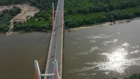 Luftaufnahmen-Vom-Fliegenden-Drohnenautoverkehr-Auf-Der-Modernen-Autobahnbrücke-über-Den-Fluss