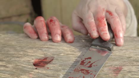 Erschöpfte,-Blutbefleckte-Hände-Greifen-Nach-Einem-Blutbefleckten-Messer