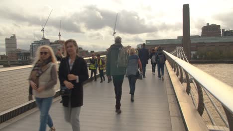 Menschen,-Die-Auf-Der-Millennium-Bridge-über-Die-Themse-Spazieren-Gehen-Und-Sehenswürdigkeiten-Besichtigen