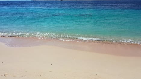 Insel-Auf-Den-Malediven-–-Kristallblaue-Meerwasserwellen-Plätschern-Ruhig-Zum-Sandigen-Ufer-Mit-Wunderschönem-Korallenriff-Unter-Wasser-–-Nahaufnahme