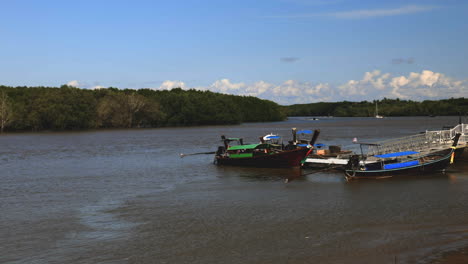 Barcos-De-Tailandia-En-El-Agua-En-Krabi.