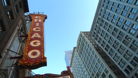 Das-Rote-Außenschild-Des-Chicago-Theaters,-USA,-Historischer-Berühmter-Kunstort-Und-Tourismusziel-In-Der-Innenstadt-Von-Chicago,-Stadtbild,-Wahrzeichen,-Architektur-Und-Gebäude,-Sanftes-Vergrößern