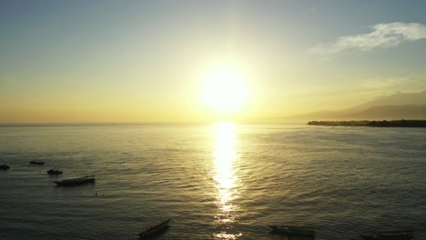 Wunderschöne-Meereslandschaft-Mit-Sonnenuntergang-In-Der-Mitte-Des-Ozeans