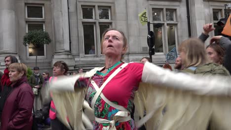 Una-Mujer-Mira-Fijamente-Al-Cielo-Durante-Las-Protestas-De-Rebelión-De-Extinción-En-Londres,-Reino-Unido