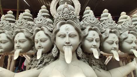 Langsame-Enthüllung-Aller-Gesichter-Des-Idols-Der-Indischen-Göttin-Kali,-Langsame-Kamerafahrt-Zurück