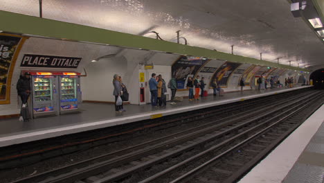 Professionelle-Aufnahmen-Eines-U-Bahnsteigs-Mit-Wartenden-Menschen-Und-Einem-Anhaltenden-Zug