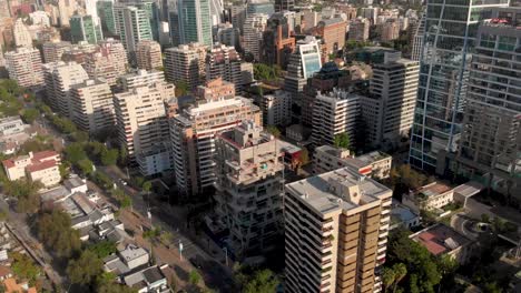 Toma-Aérea-De-Edificios-De-Lujo-Y-Calles-Con-Tráfico-En-Una-Tarde-Soleada,-Santiago-De-Chile-4k