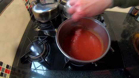 Mujer-En-La-Cocina-Haciendo-Salsa-De-Tomate