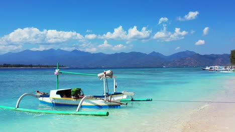Insel-Kalimantan,-Asien-–-Die-Wunderschöne-Landschaft-Eines-Bootes,-Das-Am-Meer-Schwimmt,-Mit-Wolkenverhangenem-Blauen-Himmel-Darüber-–-Weitwinkelaufnahme