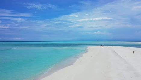 Paradiesischer-Weißer-Strand-Mit-Unberührtem-Sand,-Sanft-Umspült-Von-Ruhigen,-Klaren-Strömungen-Der-Türkisfarbenen-Lagune-Unter-Strahlend-Bewölktem-Himmel-In-Barbados