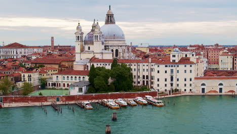 Aerial-shot-of-Dorsoduro,-Venice,-Italy-shoreline,-with-Basilica-di-Santa-Maria-della-Salute
