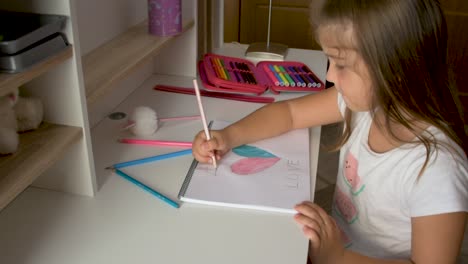 Kleines-Mädchen-An-Ihrem-Tisch-Zeichnen