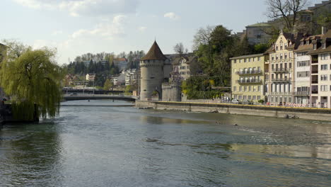 Fluss-Luzern-Stadt-Im-Sommer