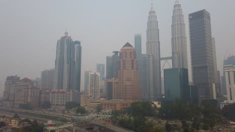 Die-Ikonischen-Petronas-Zwillingstürme,-Eingehüllt-In-Dunst,-Der-Durch-Indonesische-Waldbrände-Verursacht-Wurde