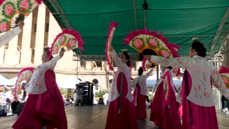 Südkorea-Kultur,-Tanzperformance,-Frauen,-Kleid,-Traditionell,-Asiatischer-Koreanischer-Traditioneller-Fächertanz,-Buchaechum