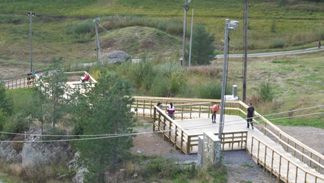 Übungstreppe-Im-öffentlichen-Outdoor-Trainingszentrum-In-Vaasa,-Finnland,-Handgehaltene-Totalaufnahme