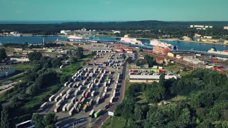 Viele-Lastwagen-Warten-In-Warteschlangen-Am-Fährterminal-Im-Hafen-Von-Świnoujście