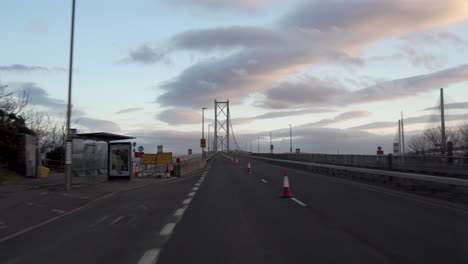 Bewegungsaufnahme-Von-Einem-Fahrzeug,-Das-Eine-Vierte-Straßenbrücke-überquert,-Mit-Wunderbarem-Sonnenuntergangslicht-Und-Wolken-In-Edinburgh,-Schottland