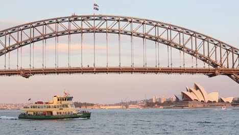Blick-Auf-Sydney-Harbour-Bridge-Und-Sydney-Opera-House-In-Perfektem-Licht-Am-Späten-Nachmittag-Mit-Bootsverkehr-Auf-Dem-Wasser