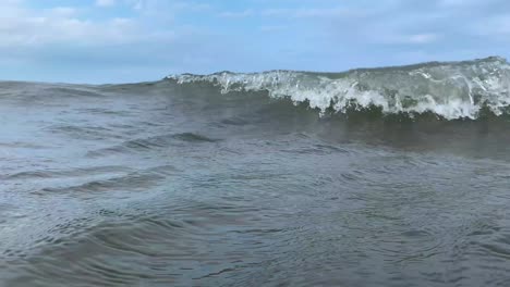 Ozean-Meereswellen-Und-Kamera-Unter-Wasser-Am-Cedar-Point-Beach-–-Den-Ufern-Des-Lake-Erie-In-Sandusky,-Ohio,-Vereinigte-Staaten