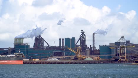 Kohlenstoffemissionen-Des-Berühmten-Niederländischen-Stahlwerks-Auf-Der-Hafenseite-Am-Helllichten-Tag