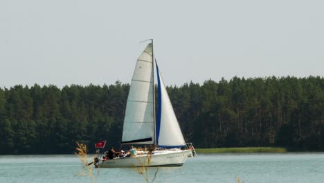 Yachtsegeln-Im-Wdzydze-See-Im-Kaschubischen-Landschaftspark-In-Der-Woiwodschaft-Pommern