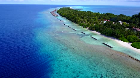 Insel-Auf-Den-Malediven-–-Tropisches-Paradies-Aus-Grünen-Bäumen,-Weißem-Sand-Und-Strandvillen,-Umgeben-Von-Aquablauem-Meerwasser-–-Luftaufnahme