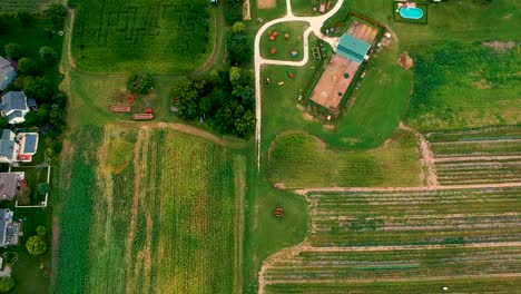 Birdeye-view-of-a-family-farm-in-Illinois