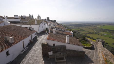 Calle-Del-Pueblo-De-Monsaraz-Con-Casas-Blancas-En-Alentejo,-Portugal