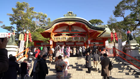 Kyoto,-Japón,-Alrededor-De:-Puertas-Torii-Rojas-En-Fushimi-Inari-Taisha-Con-Turistas-En-Kyoto-Japón