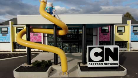 Cartoon-Network-Abre-Su-Primer-Hotel-En-El-Mundo-En-El-País-Turístico-De-Lancaster-Amish,-Pensilvania,-Junto-Al-País-De-Las-Maravillas-Holandés
