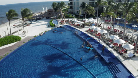 Cancun-Resort-Con-Playas-Caribeñas-Llenas-De-Algas-O-Restos-De-Mar