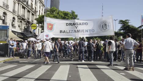 Vorderansicht-Einer-Demonstration-In-Buenos-Aires-Tagsüber