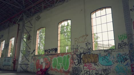 Fenster-In-Einem-Verlassenen-Industrielager-Mit-Metallkonstruktion-Und-Graffiti-Ziegelwänden