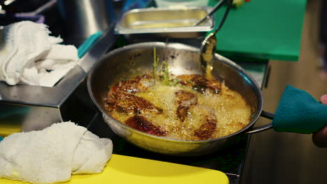 Un-Chef-Sella-Y-Saltea-Un-Delicioso-Foie-Gras-De-Pato-En-Mantequilla-Con-Hierbas-Y-Especias