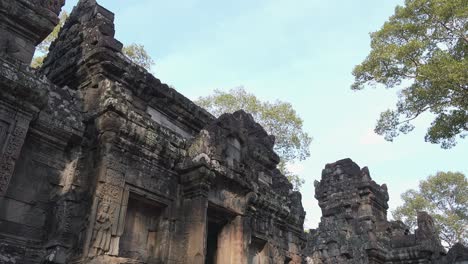 Nahaufnahme-Einer-Außenschwenkaufnahme-Historischer-Tempelruinen-Mit-Bäumen-Tagsüber-In-Der-Nähe-Von-Angkor-Wat