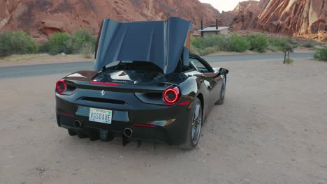 Öffnen-Des-Daches-Eines-Schwarzen-Ferrari-Cabriolets-Im-Valley-Of-Fire,-Nevada