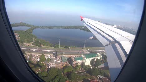 Vista-Desde-La-Ventana-De-Un-Avión-Durante-El-Aterrizaje-En-La-Isla-De-Cebú-En-Filipinas