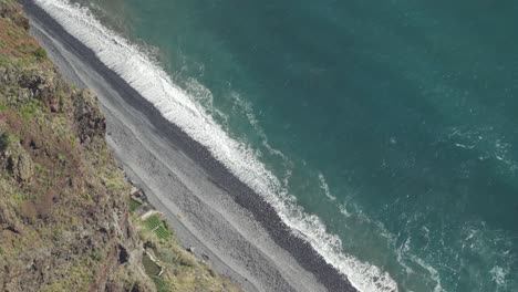 Atemberaubende-Aussicht-Auf-Bebaute-Felder-Und-Die-Wellen,-Die-Sich-In-Einen-Strand-Stürzen,-Blick-Vom-Kap-Girão,-Câmara-De-Lobos,-Insel-Madeira,-Portugal